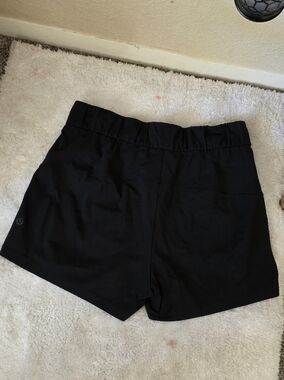lululemon athletica Black Women's Athletic Shorts with Elastic Waist Size 6